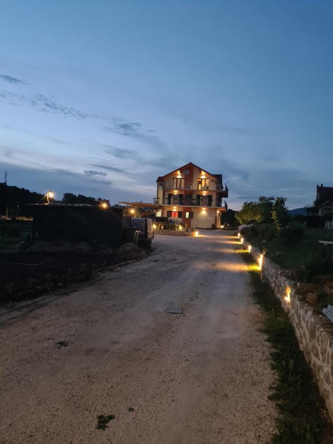 Hotel Slatki Snovi II Knin Zewnętrze zdjęcie